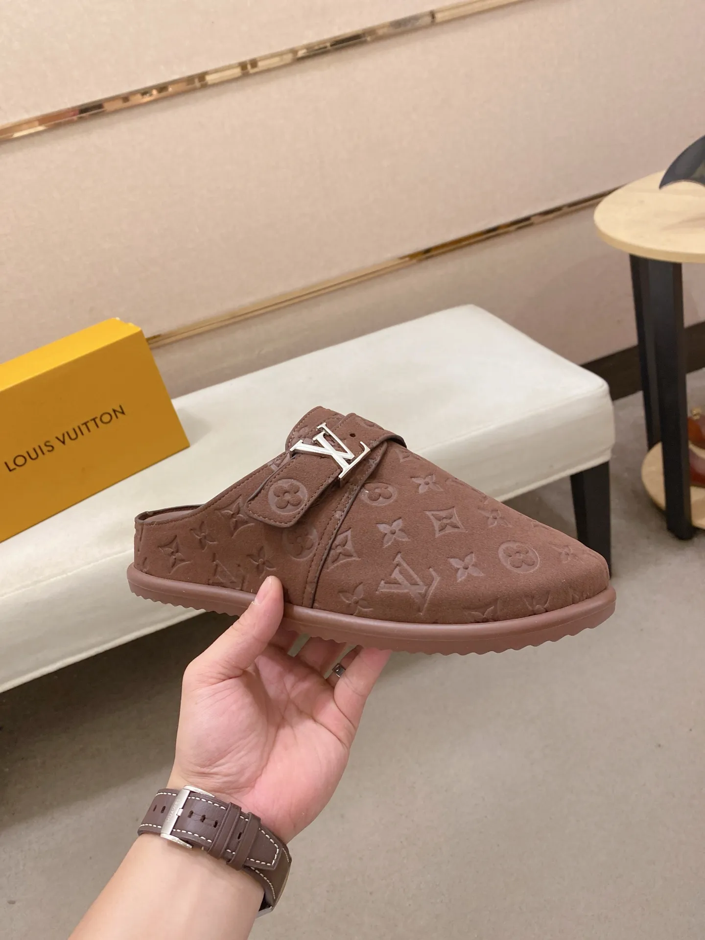 Men's shoes 💰: 360💰LV made 🔍Top purchasing agents, men's spring and summer slippers are available at the same counter. The uppers are made of Italian imported denim with logo graphics and high-quality craftsmanship. The soles are original soles specially provided by the original factory. The exclusive movable molded soles are super comfortable. Original factory follow-up products. 🔍🔍High quality. You can enter and exit the counter at will. Welcome to compare. The code number is 38-44.